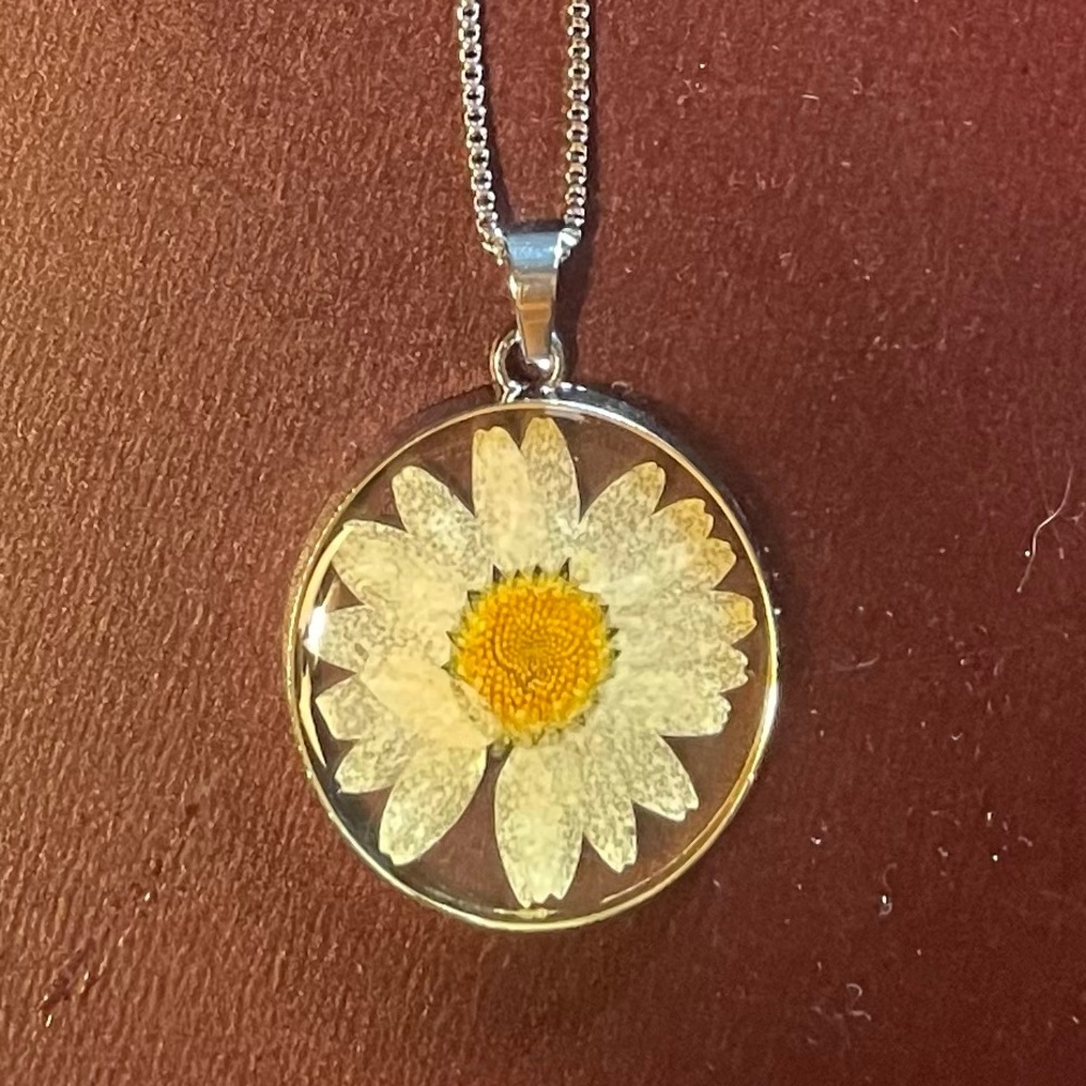New in bag cute Daisy Pendant